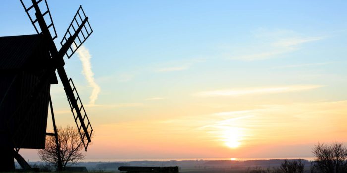 Väderkvarn i solnedgång