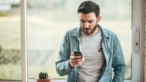 Kund läser driftinformation på telefonen